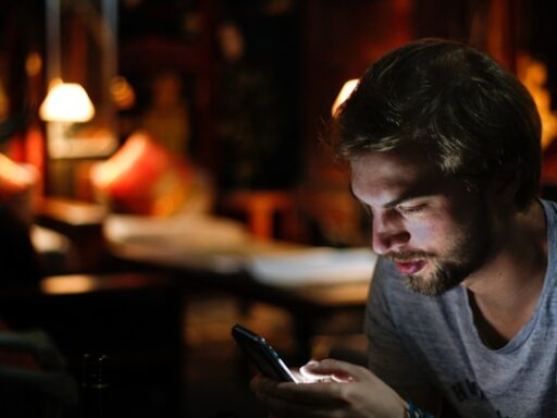 Hoeveel schermtijd per dag is gezond voor je brein?